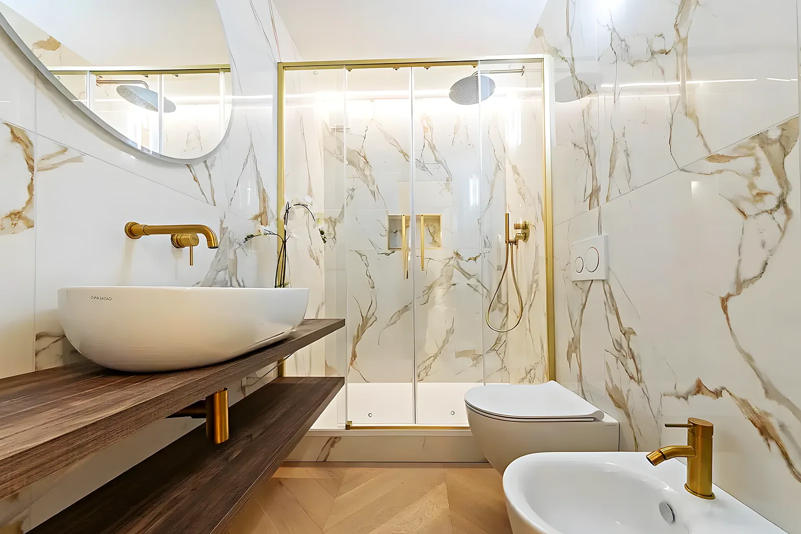 Baño premium con mármol y grifería dorada en una villa de El Limonar, Málaga
