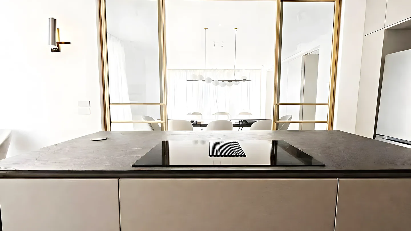 Cocina abierta al salón tras una reforma en un piso de Málaga