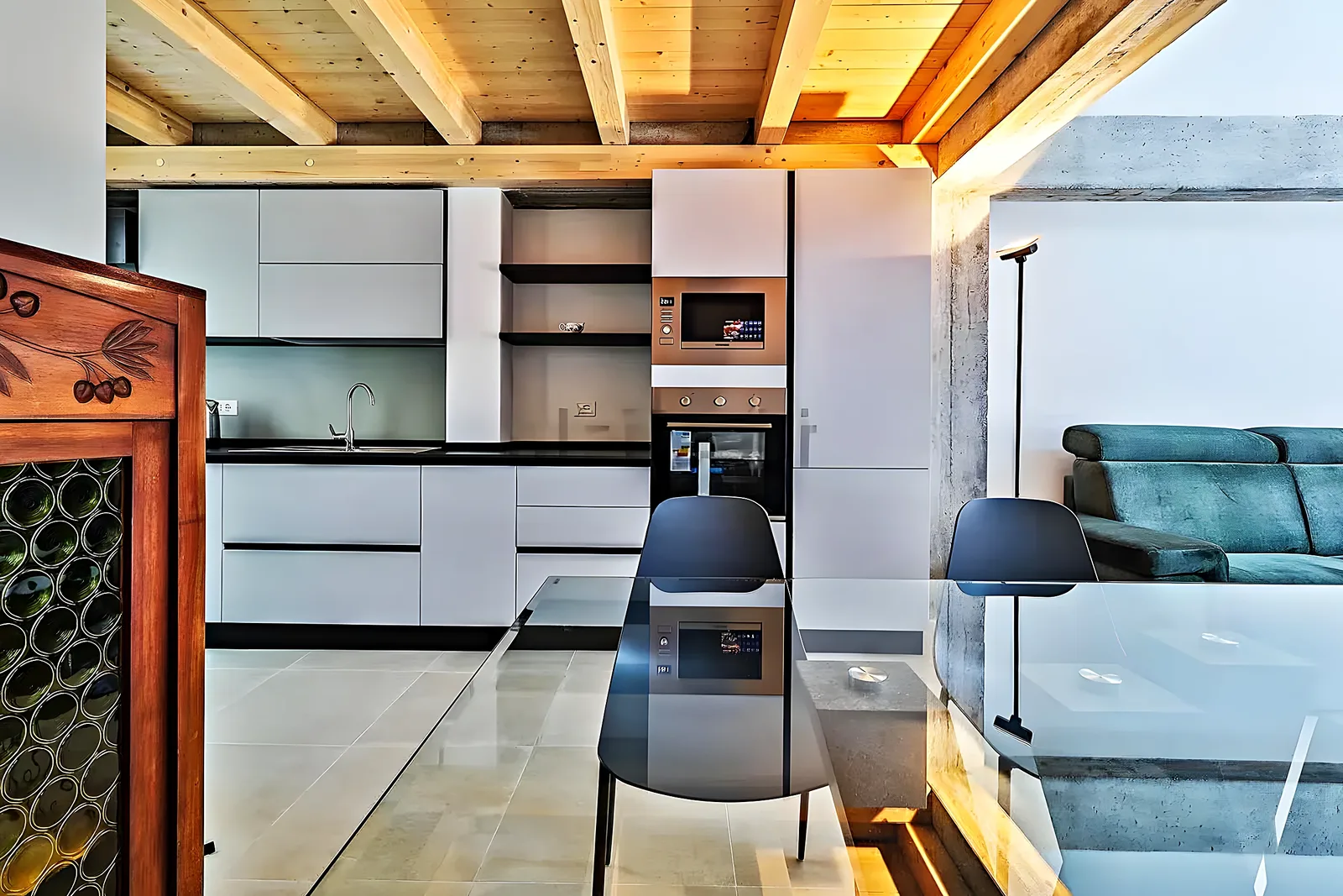 Salón de una villa reformada con escalera de diseño en El Limonar, Málaga
