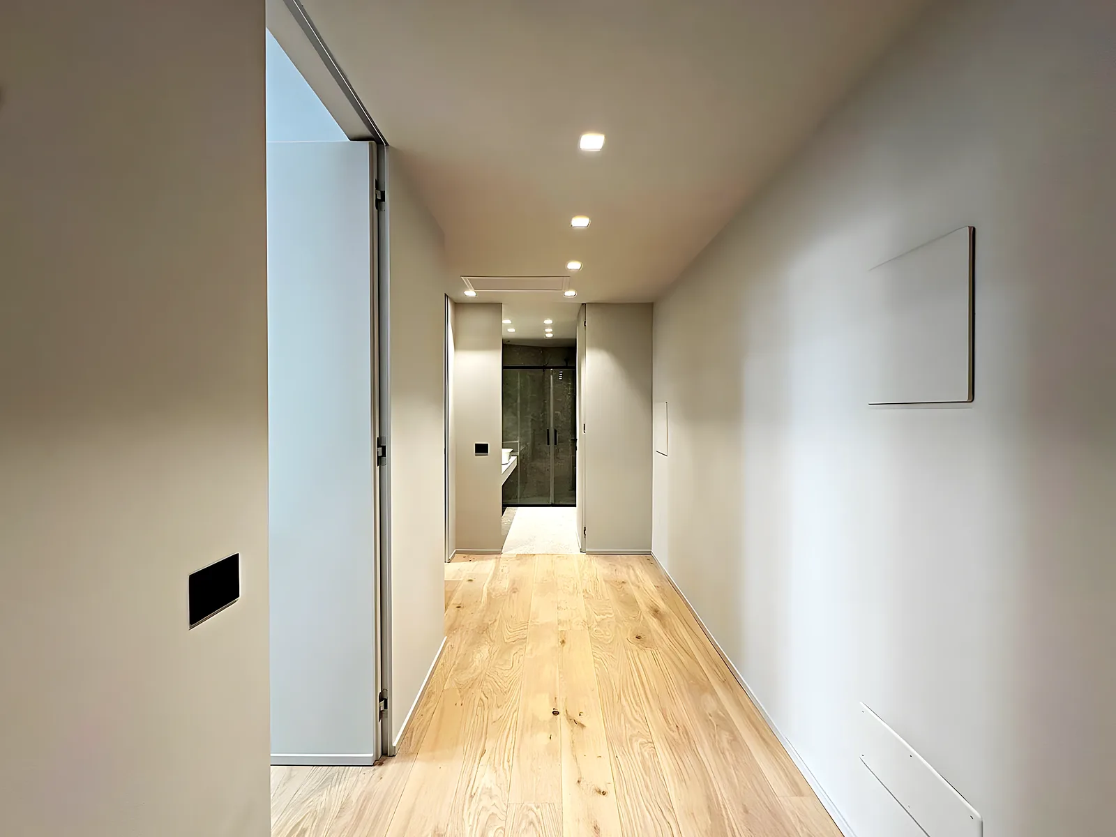 Salón con cocina abierta tras una reforma integral de piso en Málaga