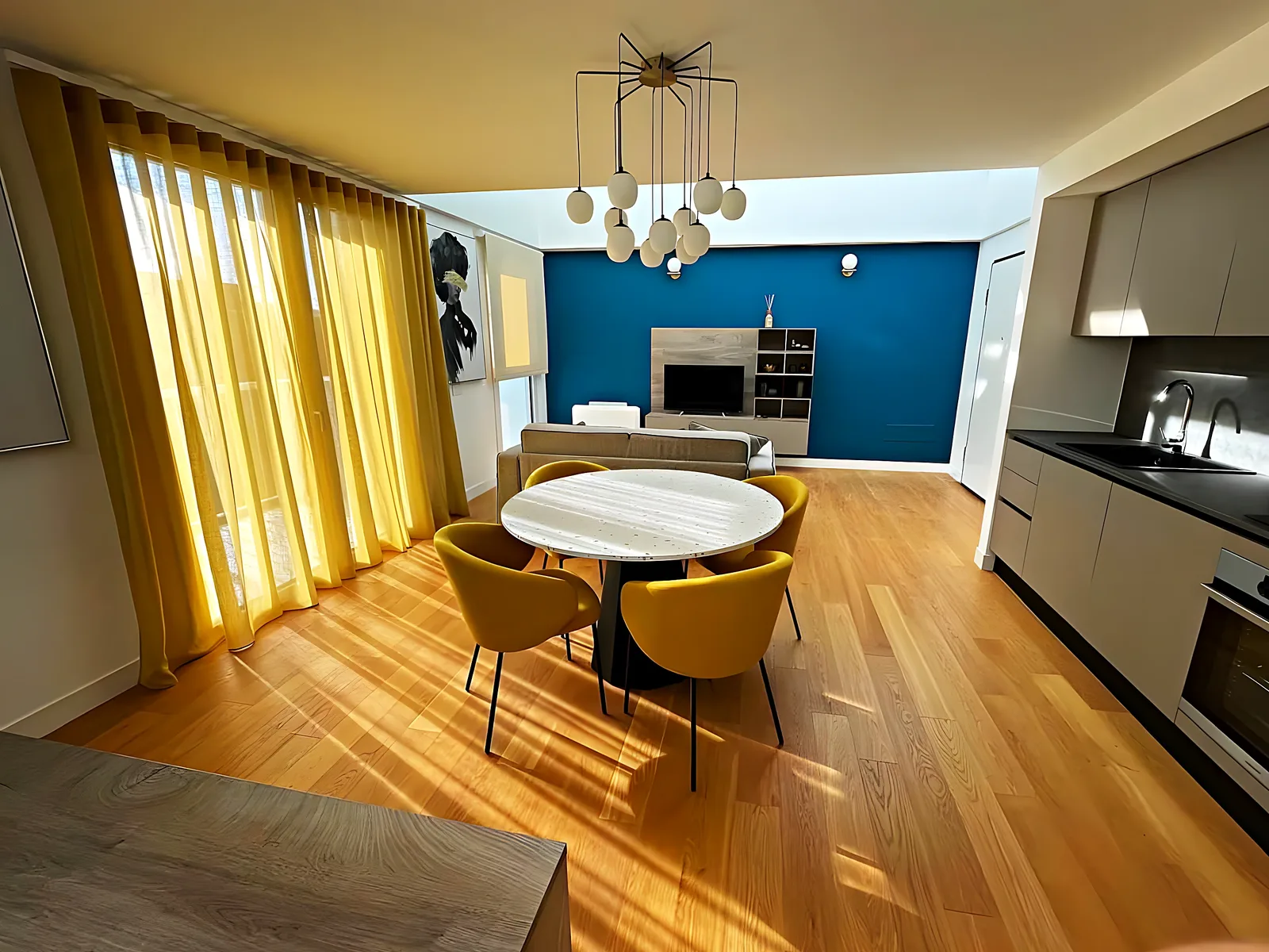 Salón con proyecto de interiorismo en Málaga: pared de diseño y mobiliario integrado